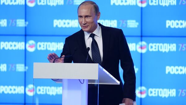 Presidente russo Vladimir Putin faz discurso no Fórum Midiático Internacional Nova Época do Jornalismo: a Despedida do Mainstream na sede da agência Rossiya Segodnya, Moscou, Rússia, 7 de junho de 2016 - Sputnik Brasil