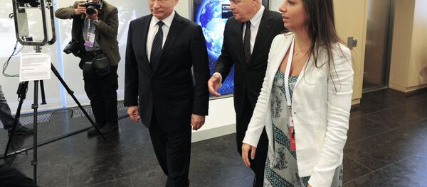 O presidente da Rússia, Vladimir Putin (centro) passeia pela sede da agência internacional de notícias Rossiya Segodnya junto com o diretor-general da mesma, Dmitry Kiselev (segundo da direita) e a editora-chefe da agência e do canal televisivo RT, Margarita Simonyan (direita), em 7 de junho de 2016 O presidente da Rússia, Vladimir Putin (centro) passeia pela sede da agência internacional de notícias Rossiya Segodnya junto com o diretor-general da mesma, Dmitry Kiselev (segundo da direita) e a editora-chefe da agência e do canal televisivo RT, Margarita Simonyan (direita), em 7 de junho de 2016 - Sputnik Brasil
