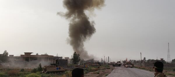 Fighters from the Iraqi pro-government forces watch smoke billow during a military operation against the Islamic State (IS) group near Amriyat al-Fallujah, west of the capital Baghdad in the Anbar province, on May 5, 2016 Fighters from the Iraqi pro-government forces watch smoke billow during a military operation against the Islamic State (IS) group near Amriyat al-Fallujah, west of the capital Baghdad in the Anbar province, on May 5, 2016 - Sputnik Brasil