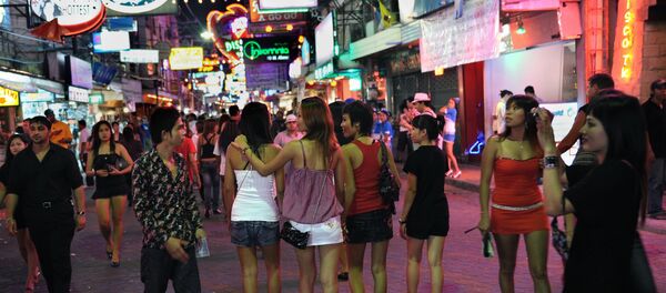 Men and women walk in the red light district in Pattaya, Thailand - Sputnik Brasil
