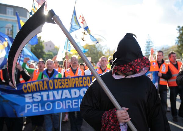 A de junho de 2016 não é a primeira greve de estivadores em Portugal. Nesta foto de novembro de 2012, por exemplo, estivadores marcham contra o desemprego no setor - Sputnik Brasil
