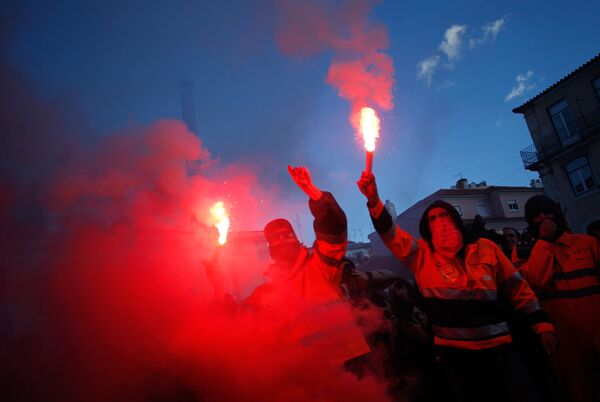 Em 29 de novembro de 2012, um ato de estivadores na frente do Parlamento em Lisboa tinha fogo - Sputnik Brasil