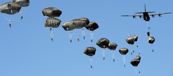 Tropas americanas pousam de paraquedas no campo militar de Torun, perto da Polônia, em 7 de junho de 2016 durante os exercícios militares da OTAN Anakonda-16. - Sputnik Brasil