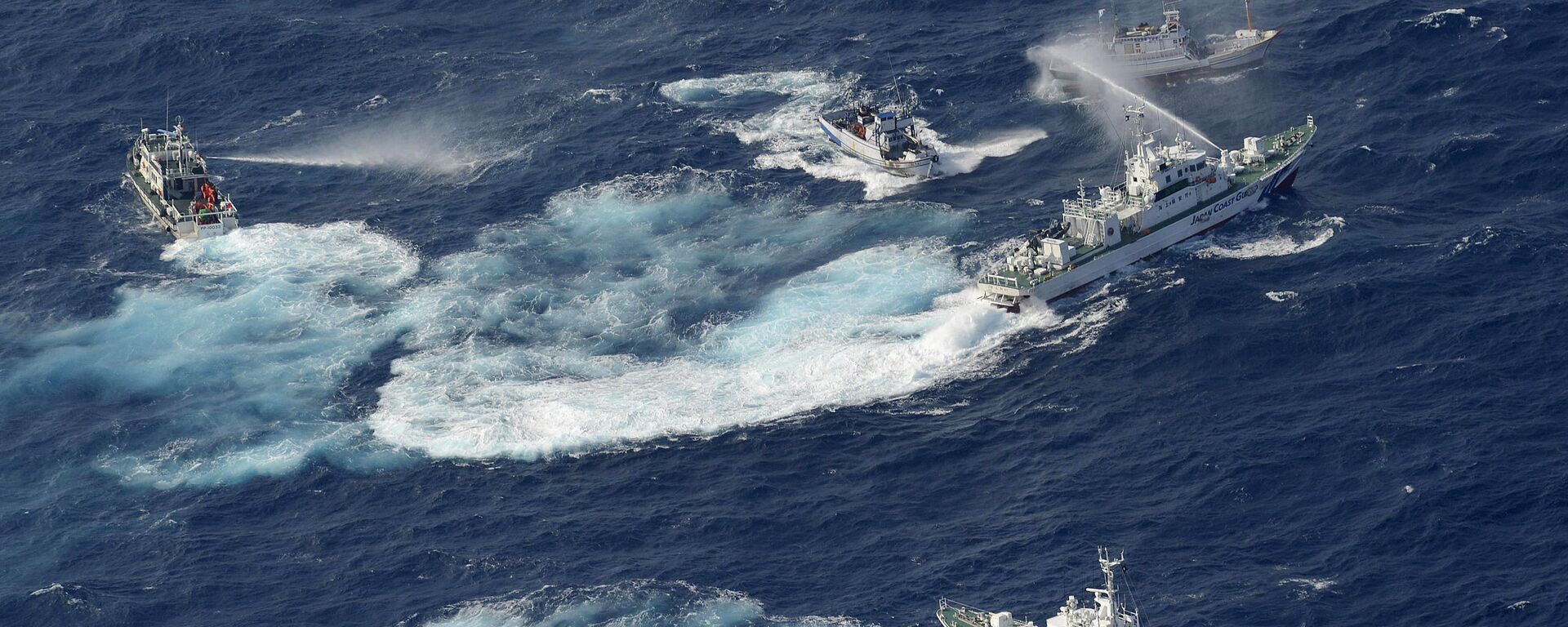 Guarda Costeira japonesa usa canhões de água em disputa territorial nas ilhas Senkaku - Sputnik Brasil, 1920, 13.07.2025