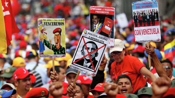 Partidários do presidente Nicolás Maduro protestam contra as políticas norte-americanas em Caracas - Sputnik Brasil
