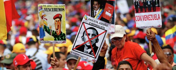 Partidários do presidente Nicolás Maduro protestam contra as políticas norte-americanas em Caracas - Sputnik Brasil