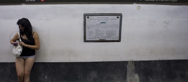 Uma mulher no metrô de Buenos Aires - Sputnik Brasil