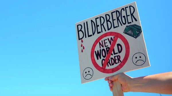 O ativista protesta contra o encontro de Clube de Bilderberg  - Sputnik Brasil