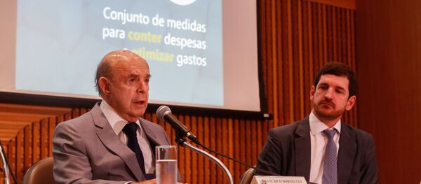 Governador do Rio apresenta pacote para conter crise, cortando 30% dos gastos. Governador do Rio apresenta pacote para conter crise, cortando 30% dos gastos. - Sputnik Brasil