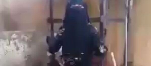 Daesh terrorists in Fallujah are searching for an Iraqi woman who filmed a two minute impassioned plea for help to defeat the terrorist group - Sputnik Brasil