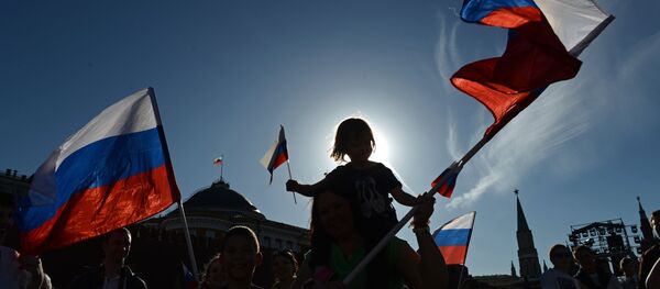 Russos celebram o Dia Nacional da Rússia em Moscou, junho de 2015 Russos celebram o Dia Nacional da Rússia em Moscou, junho de 2015 - Sputnik Brasil