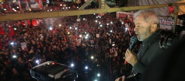 Ex-presidente Lula, durante ato contra o golpe, na Avenida Paulista - Sputnik Brasil