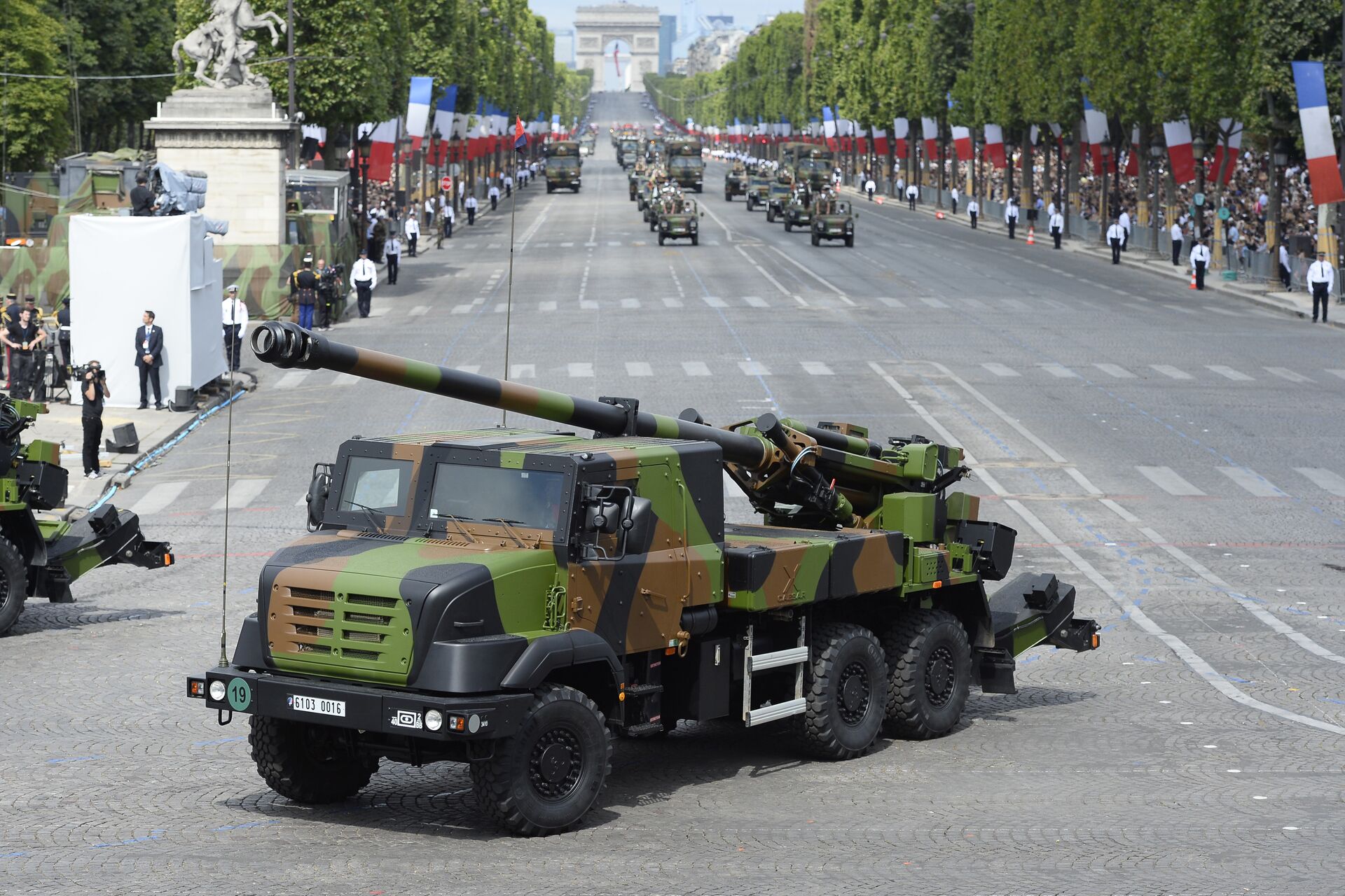 veículo militar Caesar no desfile militar no Paris - Sputnik Brasil, 1920, 19.07.2022