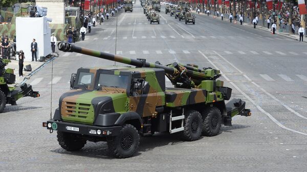 veículo militar Caesar no desfile militar no Paris - Sputnik Brasil