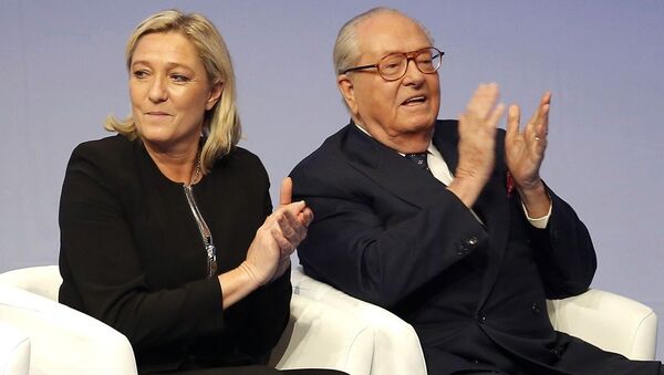 Marine Le Pen, presidente da Frente Nacional, com o seu pai Jean-Marie Le Pen - Sputnik Brasil