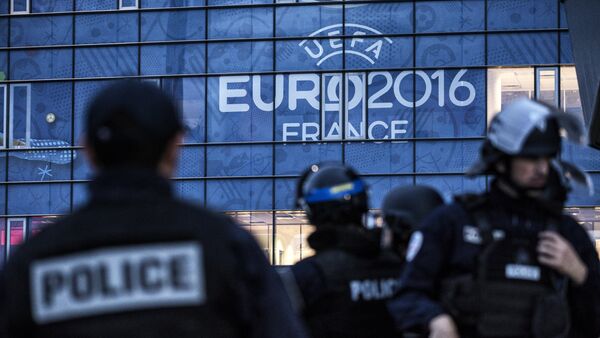 Policemen take part in a mock suicide attack exercise as part of security measures for the upcoming Euro 2016 football championship, at the Parc Olympique Lyonnais stadium in Decines-Charpieu, near Lyon, central-eastern France, on May 30, 2016 - Sputnik Brasil