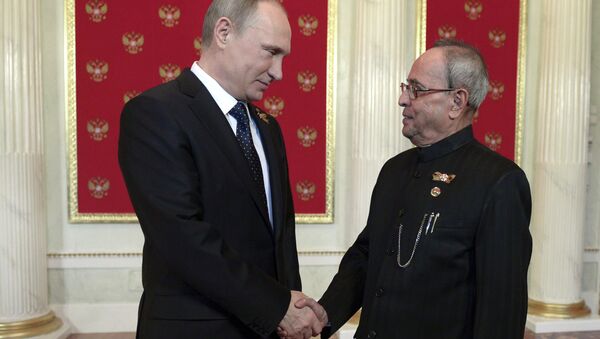 Russian President Vladimir Putin (L) shakes hands with his Indian counterpart Pranab Mukherjee - Sputnik Brasil