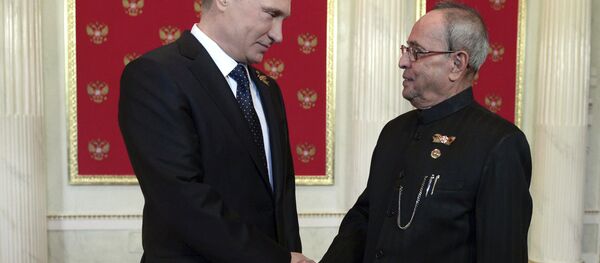 Russian President Vladimir Putin (L) shakes hands with his Indian counterpart Pranab Mukherjee - Sputnik Brasil