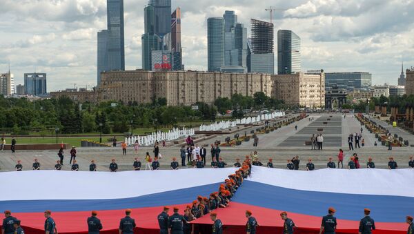 Despliegue de la bandera rusa más grande del país en Moscú - Sputnik Brasil