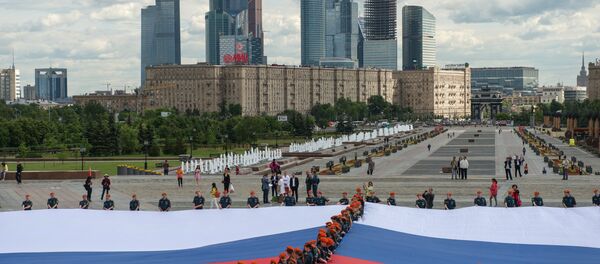 Despliegue de la bandera rusa más grande del país en Moscú - Sputnik Brasil