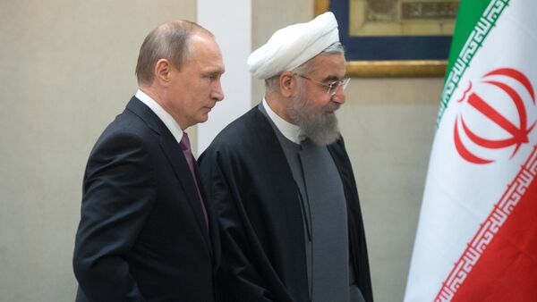 Presidente da Rússia com o seu homólogo iraniano Hassan Rouhani - Sputnik Brasil