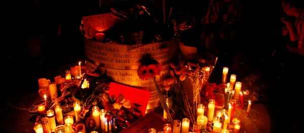 Memorial improvisado em memória das vítimas de Orlando - Sputnik Brasil