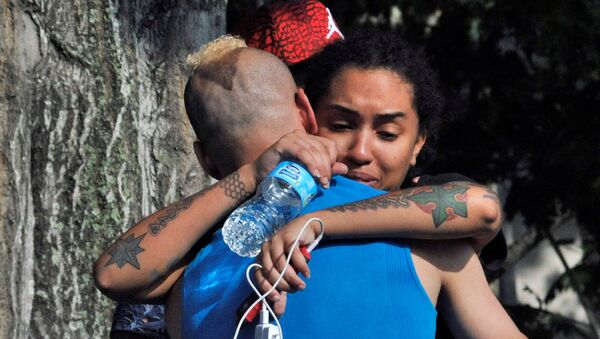 Friends and family members embrace outside the Orlando Police Headquarters during the investigation of a shooting at the Pulse nightclub, where people were killed by a gunman, in Orlando, Florida, U.S June 12, 2016 - Sputnik Brasil