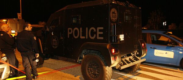 Veículo da RAID (tropa de elite da polícia francesa) deixa o local da operação em Magnanville, nos arredores de Paris, depois de matar um homem que sequestrou a esposa e o filho de um policial morto a facadas por um homem - Sputnik Brasil