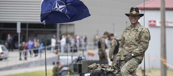 Um membro do Exército dos EUA posa num carro blindado durante os exercícios militares “Dragoon Ride II” perto de Vilnius, Lituânia, junho de 2016 Um membro do Exército dos EUA posa num carro blindado durante os exercícios militares “Dragoon Ride II” perto de Vilnius, Lituânia, junho de 2016 - Sputnik Brasil