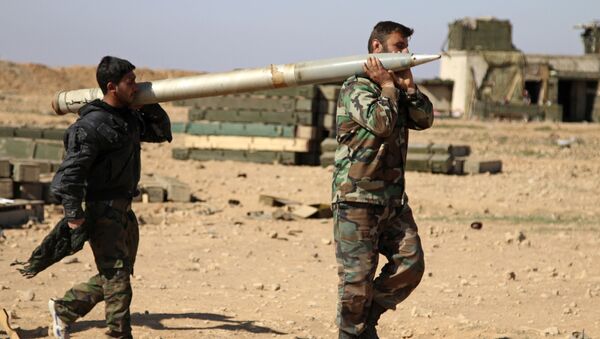 Soldados do exército sírio carregam um missil a ser disparado contra as posições do Daesh em Raqqa - Sputnik Brasil