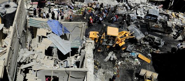 Civis e militares do exército sírio fazem inspeção em local de explosão de carro-bomba, em Damasco, em 11 junho de 2016 - Sputnik Brasil