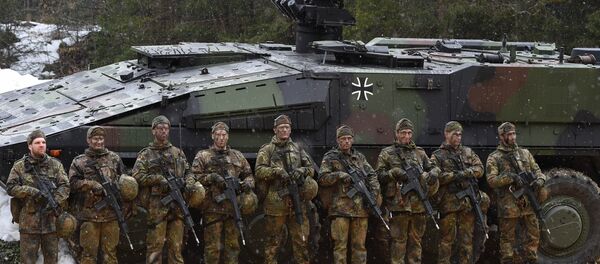 Soldados alemães em frente de veículo de trasporte de tropas Boxer depois de exercícios no sul da Alemanha Soldados alemães em frente de veículo de trasporte de tropas Boxer depois de exercícios no sul da Alemanha - Sputnik Brasil
