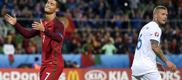 Cristiano Ronaldo e Ragnar Sigurdsson durante confronto entre Portugal e Islândia pelo grupo F da Eurocopa 2016, em Saint-Étienne - Sputnik Brasil