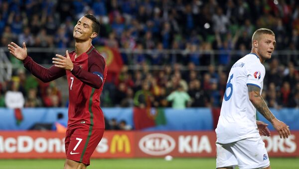 Cristiano Ronaldo e Ragnar Sigurdsson durante confronto entre Portugal e Islândia pelo grupo F da Eurocopa 2016, em Saint-Étienne - Sputnik Brasil