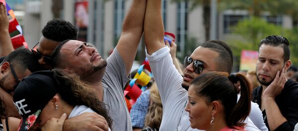 Vigília em homenagem às vítimas do tiroteio no boate gay em Orlando, Flórida, 13 de junho de 2016. - Sputnik Brasil