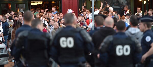 Polícia francesa na frente de torcedores ingleses em Lila - Sputnik Brasil