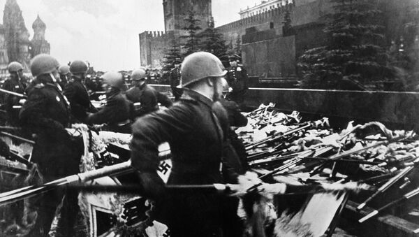 Soldados soviéticos jogam estandartes alemães durante Parada da Vitória em Moscou em 1945 - Sputnik Brasil