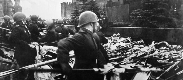 Soldados soviéticos jogam estandartes alemães durante Parada da Vitória em Moscou em 1945 - Sputnik Brasil
