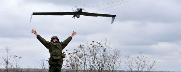 Militares russos testam um drone durante exercícios - Sputnik Brasil