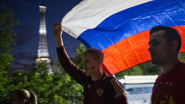 Torcedores com bandeira russa passam pelo centro de Paris durante encontro entre seleções da Inglaterra e da Rússia na Euro 2016 - Sputnik Brasil