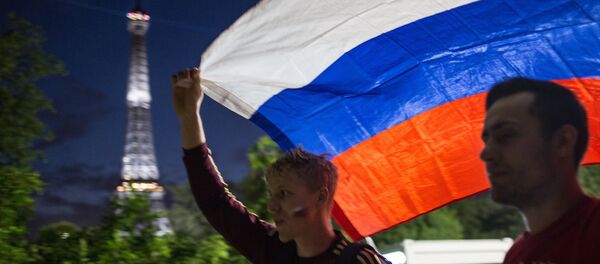 Torcedores com bandeira russa passam pelo centro de Paris durante encontro entre seleções da Inglaterra e da Rússia na Euro 2016 - Sputnik Brasil
