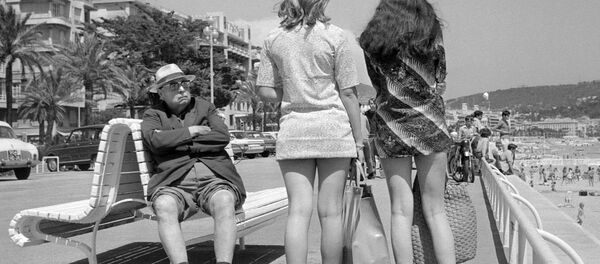 Um velho observa mulheres de saias mini, Nice, França, 1969 - Sputnik Brasil