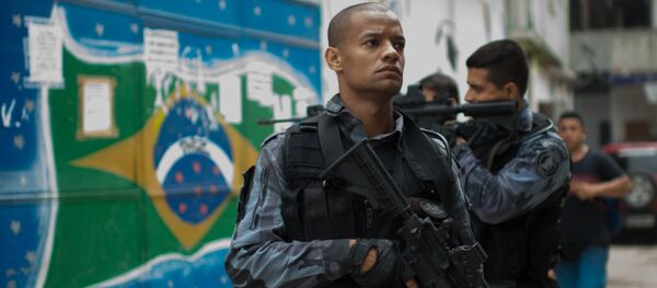 Membro da polícia militar durante patrulha de comunidades de Praia da Ramos e Roquette Pinto, Rio de Janeiro, 1 de abril 2015 - Sputnik Brasil
