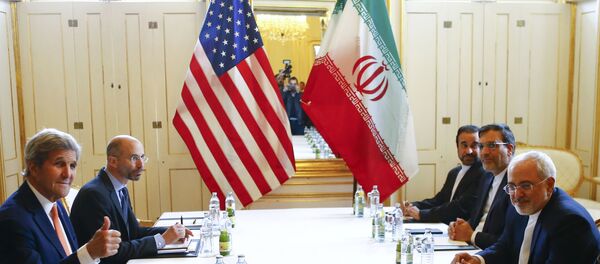 Secretário de Estado norte-americano John Kerry e o ministro das Relações Exteriores do Irã Mohammad Javad Zarif duarnte o encontro bilateral, Viena, Áustria, 17 de maio de 2016 - Sputnik Brasil
