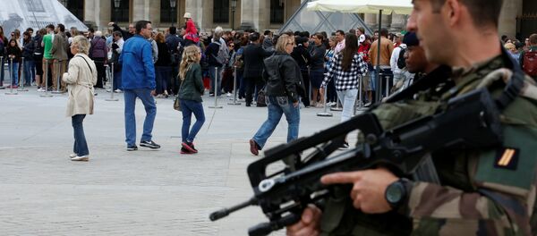 Soldados franceses patrulham movimento de turistas na entrada do Louvre, em Paris - Sputnik Brasil