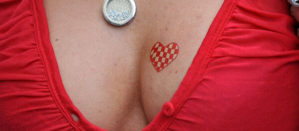 Uma fã de futebol croata tem uma tatuagem com as cores nacionais, Viena, em 07 de junho de 2008 - Sputnik Brasil