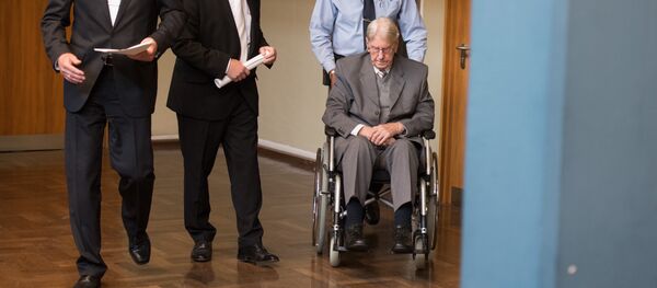 Reinhold Hanning chega ao tribunal na Alemanha em sua cadeira de rodas, acompanhado pelos advogados - Sputnik Brasil