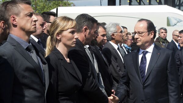 Um policial francês se recusou a apertar a mão do presidente do país François Hollande e do primeiro-ministro Manuel Valls durante uma cerimónia de homenagem - Sputnik Brasil