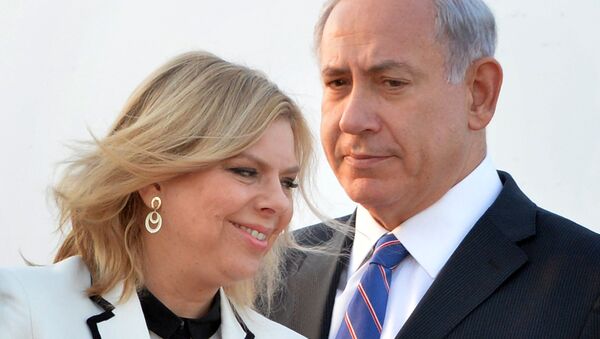 Benjamin Netanyahu com a sua esposa Sara - Sputnik Brasil