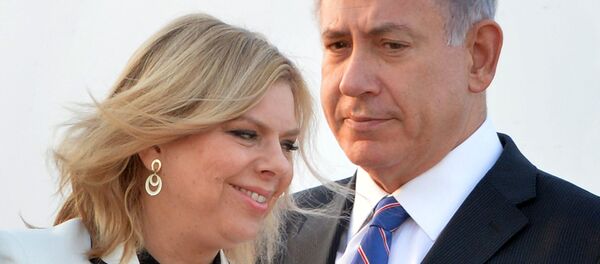 Benjamin Netanyahu com a sua esposa Sara - Sputnik Brasil